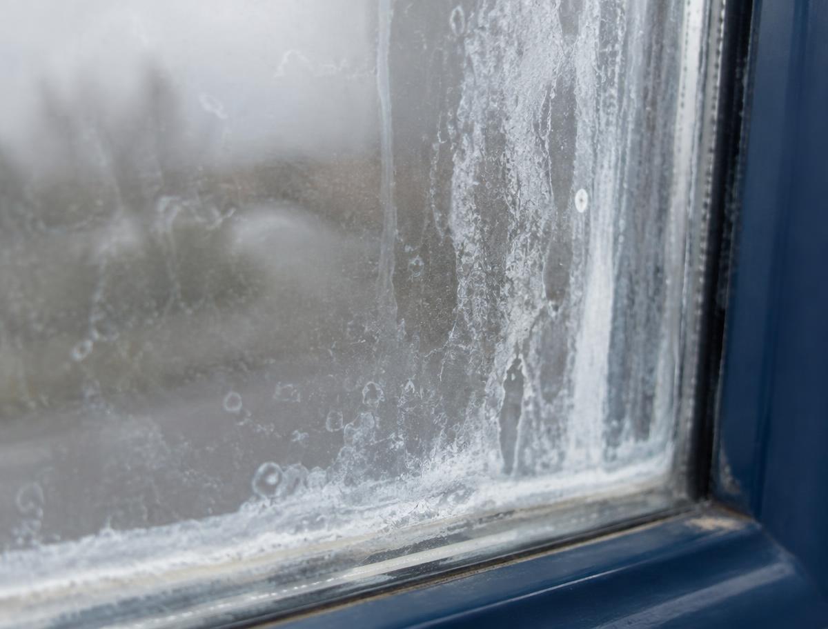 Hvide striber mellem glassene i punkteret rude